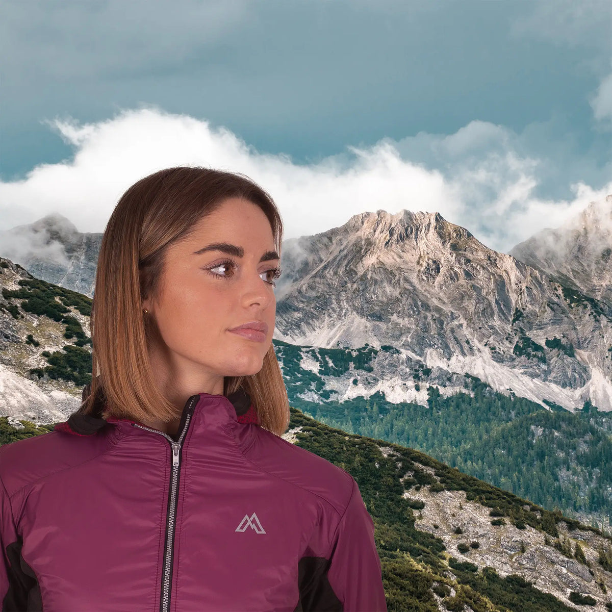 Modella con giacca tecnica Monface da montagna, collezione donna outdoor.