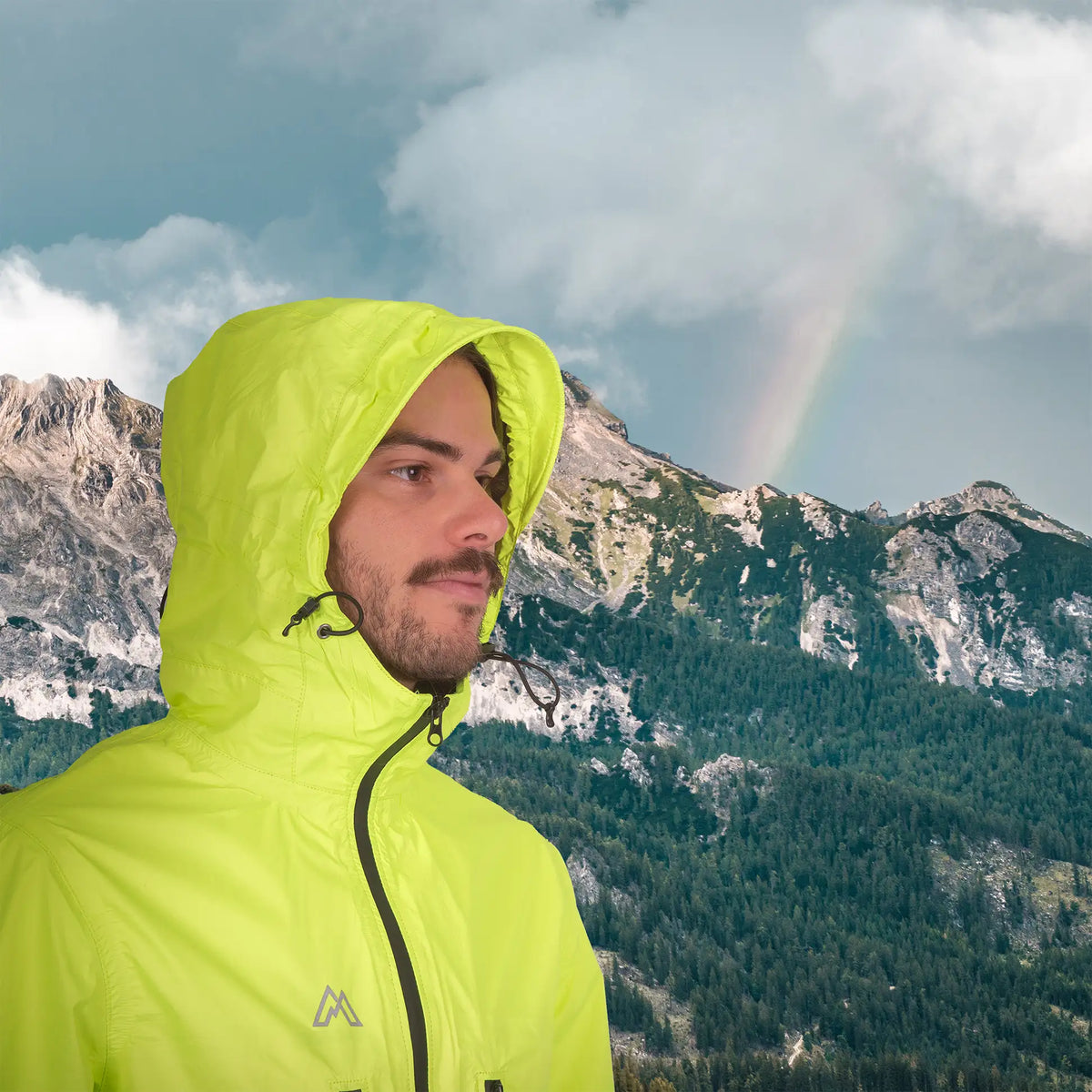Modello con giacca impermeabile Monface da montagna, collezione uomo outdoor.